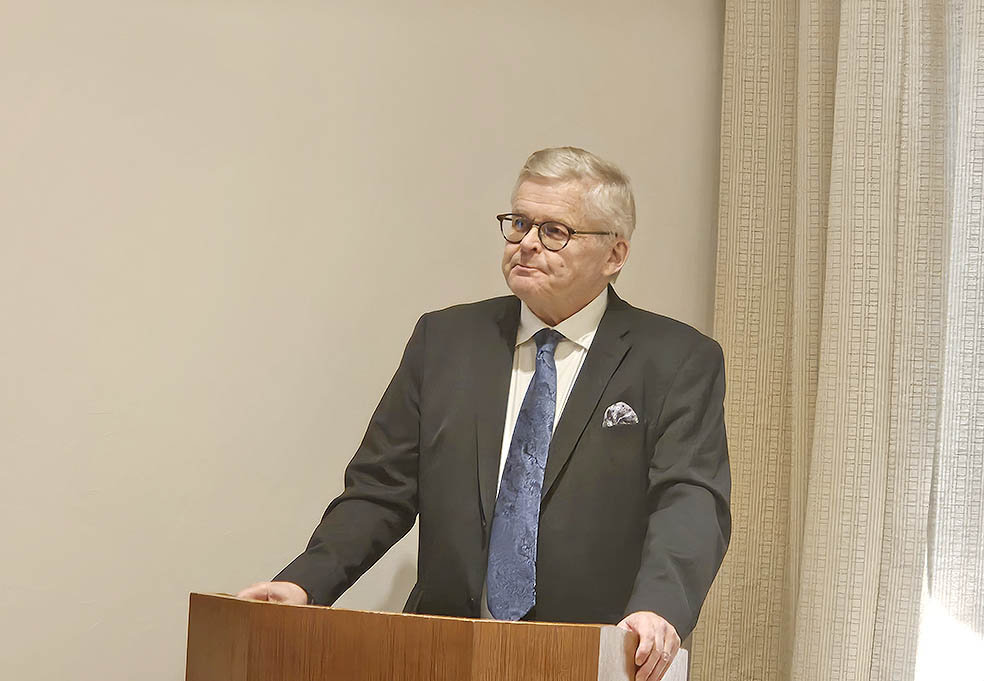 LifTe北欧の暮らし フィンランドのイッタラを代表するアアルトベースが誕生から90周年を迎えフィンランド大使館でプレス向けイベントが開催され登壇したフィスカースジャパン株式会社 ジェネラルマネージャーのペッカ・サルミ