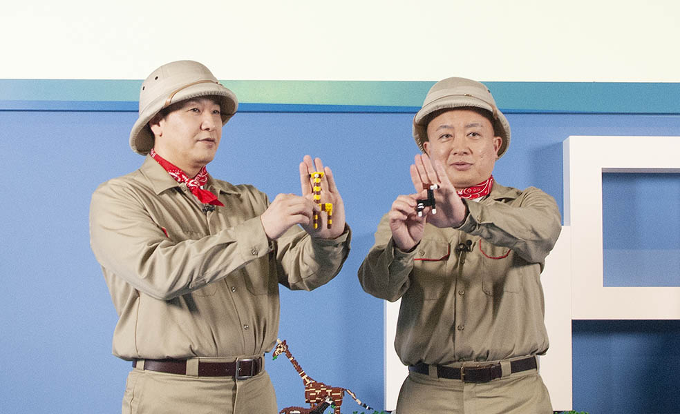 LifTe北欧の暮らし デンマーク発祥のレゴが運営するレゴランドディスカバリーセンター東京で開催中のよこはま動物園ズーラシアとのコラボイベント「レゴ®アニマルアドベンチャー」のメディアイベントで登壇したチョコレートプラネットの長田庄平と松尾駿