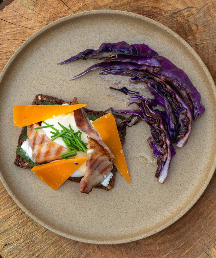 LifTe北欧の暮らし デンマーク出身のフラワーアーティスト ニコライ・バーグマンが手掛ける「ニコライ バーグマン 箱根 ガーデンズ」のカフェレストラン「NOMU」で提供される冬の特別メニュー ほうれん草とベーコン、ポーチドエッグのスモーブロー