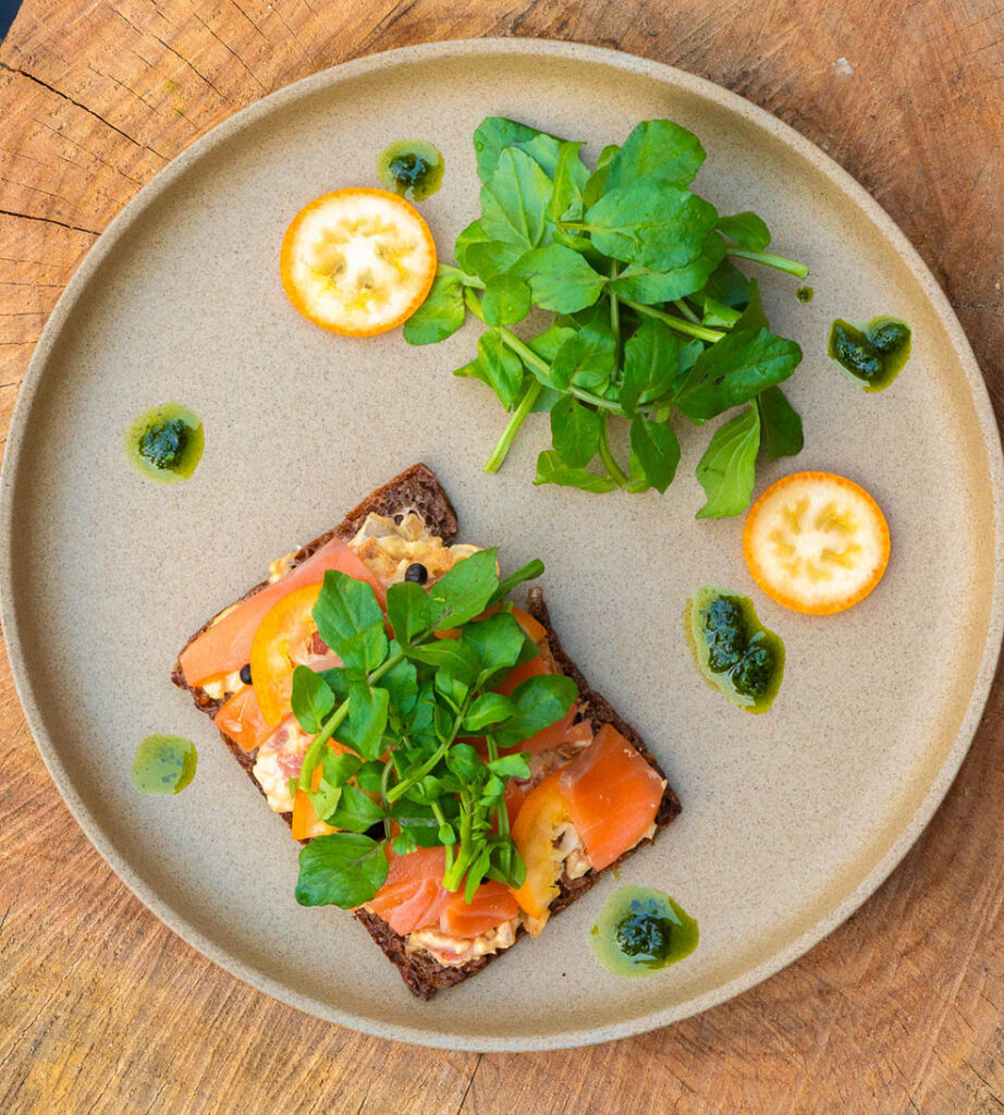 LifTe北欧の暮らし デンマーク出身のフラワーアーティスト ニコライ・バーグマンが手掛ける「ニコライ バーグマン 箱根 ガーデンズ」のカフェレストラン「NOMU」で提供される冬の特別メニュー マリネサーモンと小田原みかんのスモーブロー