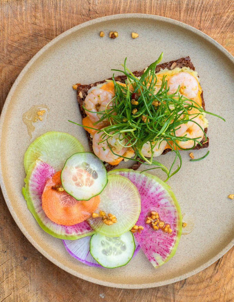 LifTe北欧の暮らし デンマーク出身のフラワーアーティスト ニコライ・バーグマンが手掛ける「ニコライ バーグマン 箱根 ガーデンズ」のカフェレストラン「NOMU」で提供される冬の特別メニュー ガーリックシュリンプとポテトのスモーブロー