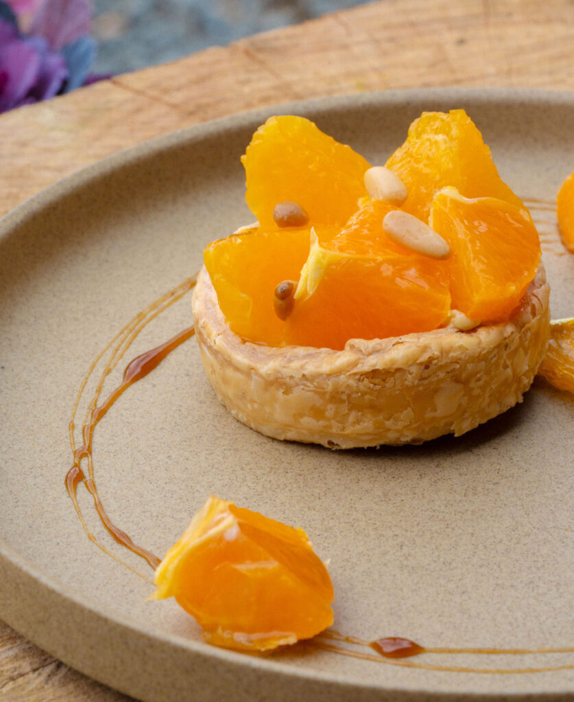 LifTe北欧の暮らし デンマーク出身のフラワーアーティスト ニコライ・バーグマンが手掛ける「ニコライ バーグマン 箱根 ガーデンズ」のカフェレストラン「NOMU」で提供される冬の特別メニュー 小田原みかんのタルト