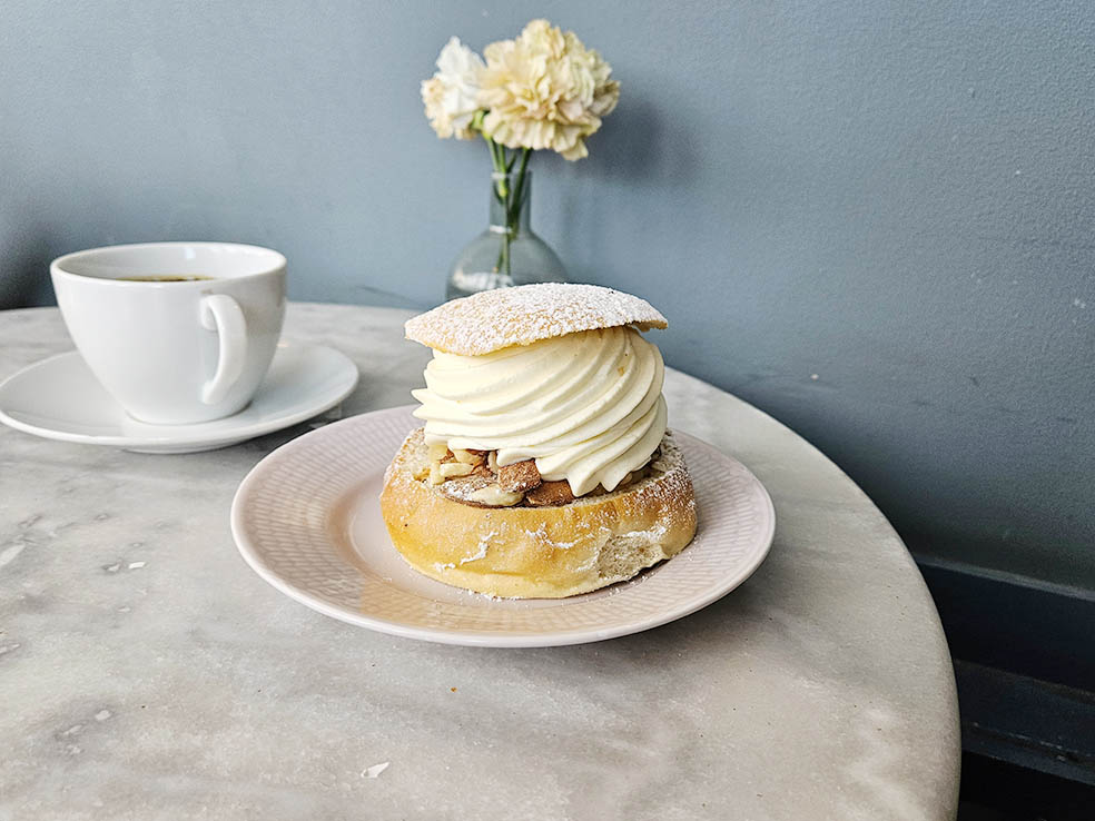 LifTe北欧の暮らし 編集部が実際に現地で訪れておすすめしたいスウェーデン ストックホルムのベーカリーカフェ「SKEPPSBRO BAGERI(スケップスブロ・バゲリ)」のセムラ