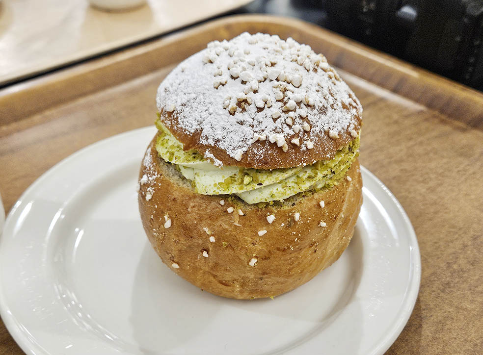 LifTe北欧の暮らし 編集部が実際に現地で訪れておすすめしたいフィンランド ヘルシンキの「Hakaniemen Hallikahvila(ハカニエミ・ハッリカハヴィラ)」の ラスキアイスプッラ