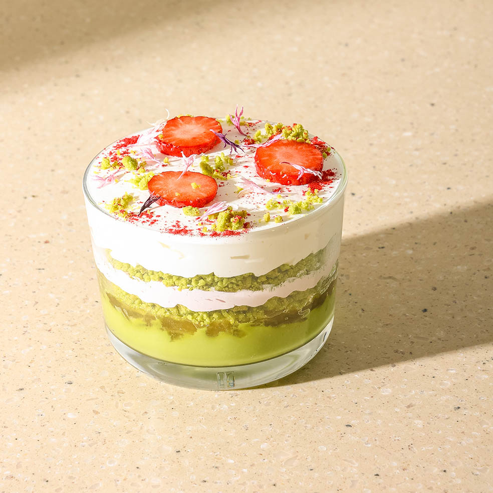 LifTe北欧の暮らし デンマーク出身のフラワーアーティスト ニコライ・バーグマンが手がけるカフェNOMUで3月18日(水)より春限定メニューが登場 麻布台、青山、両店舗共通で提供されるスプリングトライフル