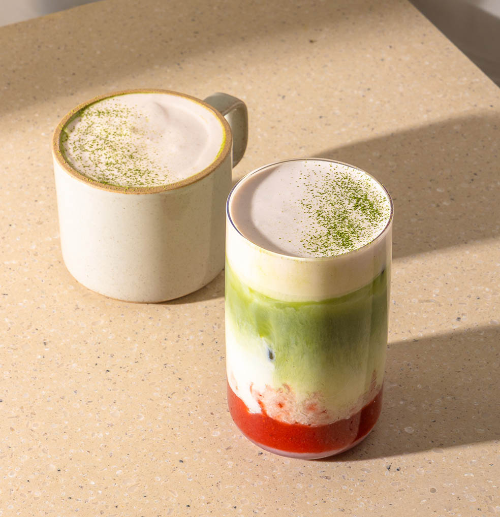 LifTe北欧の暮らし デンマーク出身のフラワーアーティスト ニコライ・バーグマンが手がけるカフェNOMUで3月18日(水)より春限定メニューが登場 麻布台限定で提供される抹茶ストロベリークリームラテ