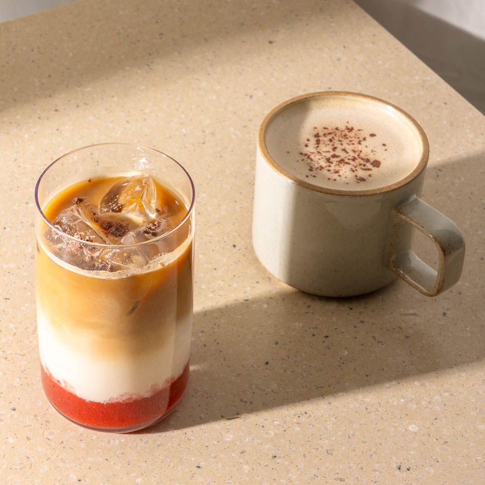 LifTe北欧の暮らし デンマーク出身のフラワーアーティスト ニコライ・バーグマンが手がけるカフェNOMUで3月18日(水)より春限定メニューが登場 麻布台限定で提供されるストロベリーオーツミルクエスプレッソ