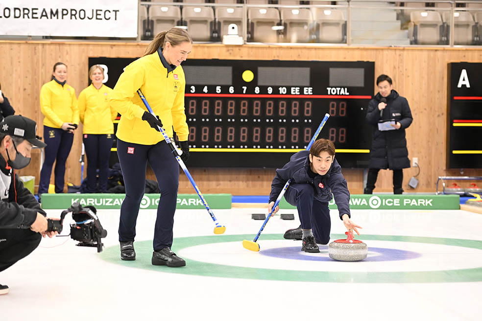 LifTe北欧の暮らし 3月12日に軽井沢で開催された「軽井沢国際カーリング」で行われた「ユニクロドリームプロジェクト ジュニアカーリングクリニック」ではスウェーデンの代表チーム「Team Hasselborg」と元フィギュアスケーターの織田信成