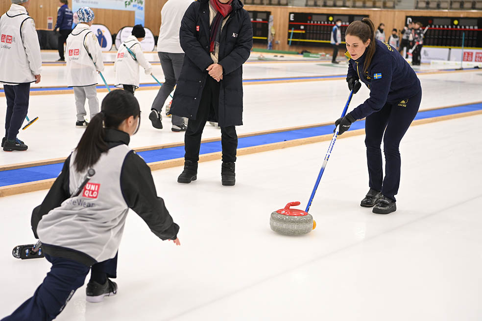 LifTe北欧の暮らし 3月12日に軽井沢で開催された「軽井沢国際カーリング」で行われた「ユニクロドリームプロジェクト ジュニアカーリングクリニック」ではスウェーデンの代表チーム「Team Hasselborg」
