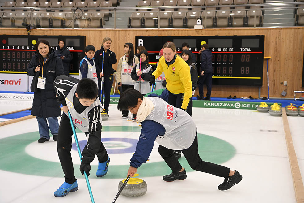 LifTe北欧の暮らし 3月12日に軽井沢で開催された「軽井沢国際カーリング」で行われた「ユニクロドリームプロジェクト ジュニアカーリングクリニック」ではスウェーデンの代表チーム「Team Hasselborg」