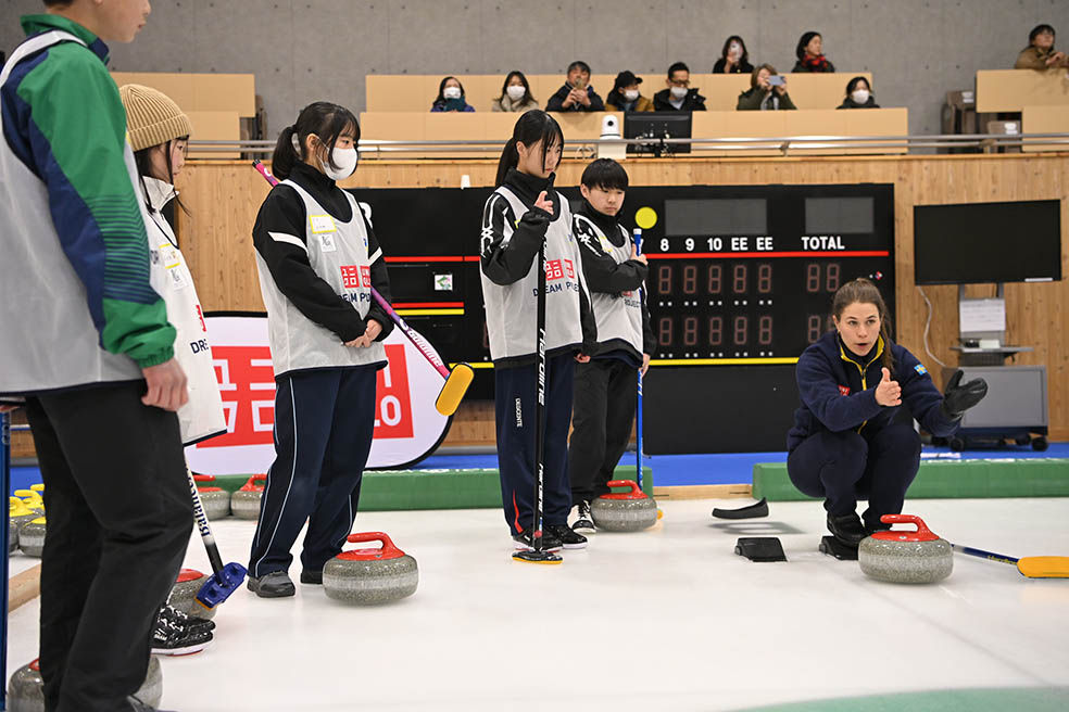 LifTe北欧の暮らし 3月12日に軽井沢で開催された「軽井沢国際カーリング」で行われた「ユニクロドリームプロジェクト ジュニアカーリングクリニック」ではスウェーデンの代表チーム「Team Hasselborg」