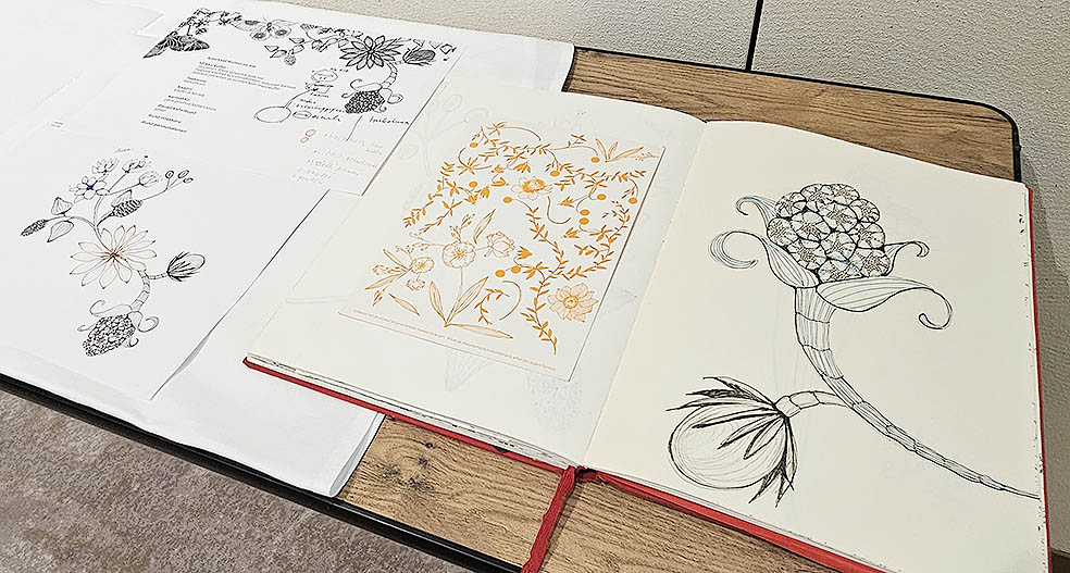LifTe北欧の暮らし フィンランドの「ARABIA（アラビア）」の人気シリーズ「ルノ（Runo）」より、夏の草花をモチーフにした新デザイン「ルノ サマーレイ」を発売しメディア向けイベントで登壇したフィンランド人デザイナー ヘイニ・リータフフタのデッサン