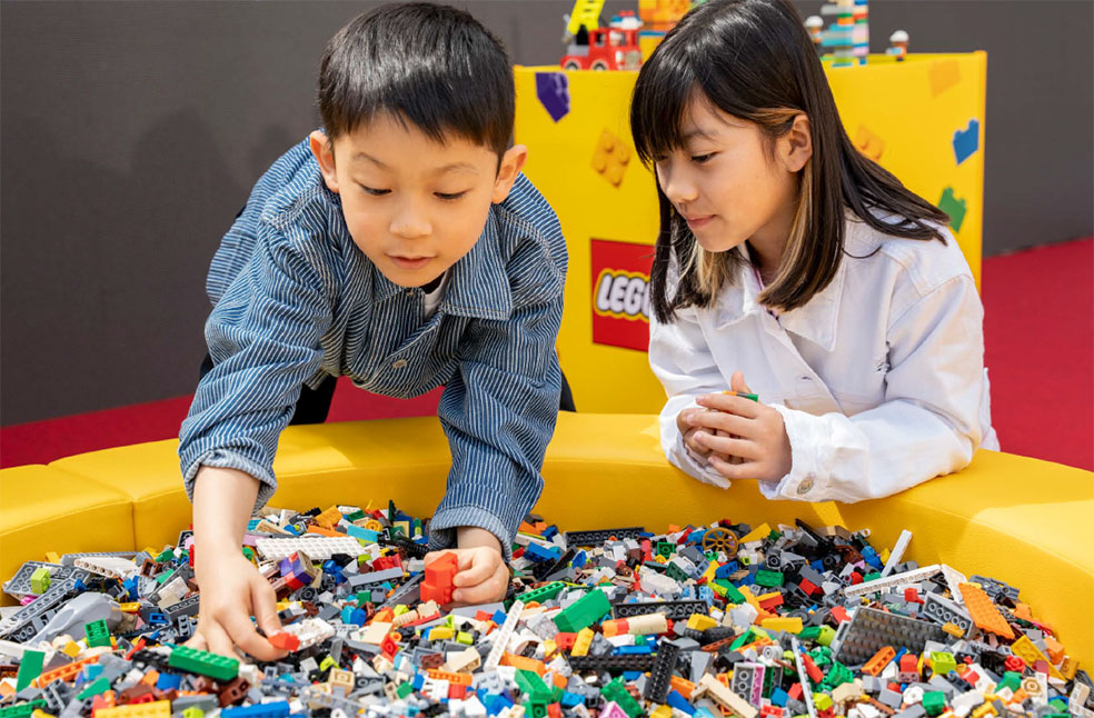 LifTe北欧の暮らし デンマーク発祥のレゴが4月25日から、全国の三井ショッピングパーク ららぽーと・ラゾーナ川崎を中心に開催されるレゴ®のサッカーイベントではレゴブロックで満たされたレゴプールでも遊べる