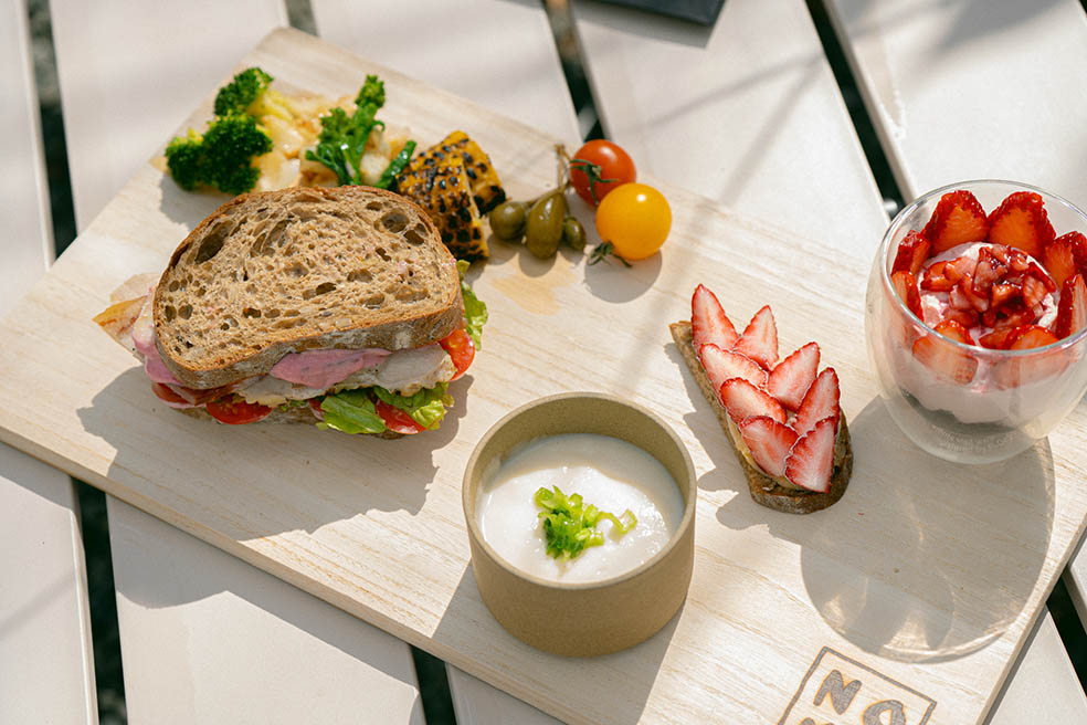 LifTe北欧の暮らし デンマーク出身のフラワーアーティスト ニコライ・バーグマンが手がける箱根にある「ニコライ バーグマン 箱根 ガーデンズ」2026年4月15日で4周年 提供されるスペシャルメニュー 4周年アニバーサリー・スペシャルランチプレート