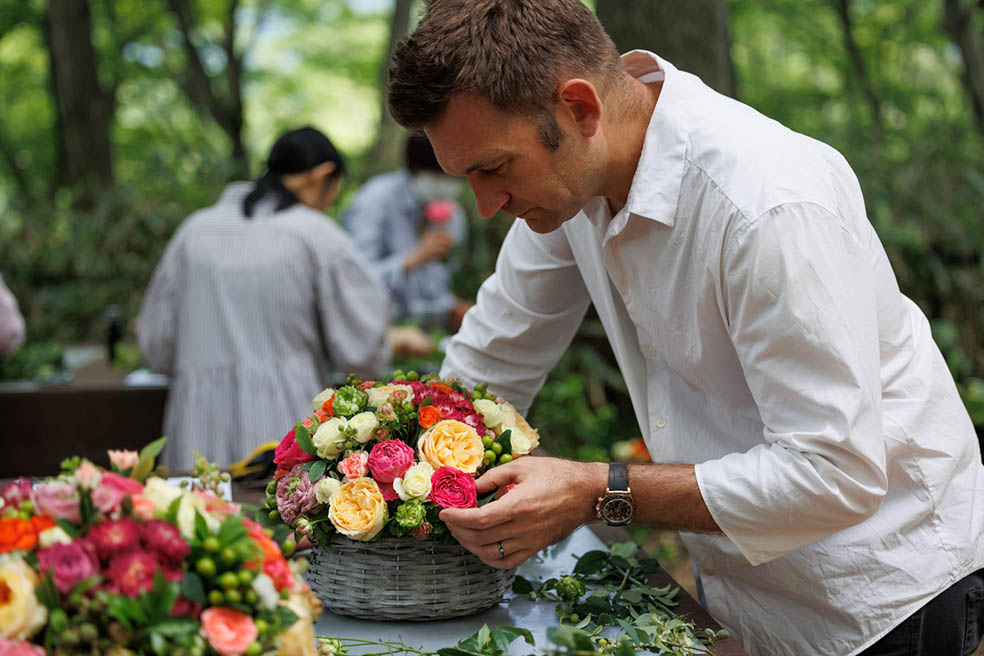 LifTe北欧の暮らし デンマーク出身のフラワーアーティスト ニコライ・バーグマンが手がける箱根にある「ニコライ バーグマン 箱根 ガーデンズ」2026年4月15日で4周年 ニコライ・バーグマン本人によるフラワーワークショップとガイドツアー、さらにランチまで楽しめる贅沢なプログラム