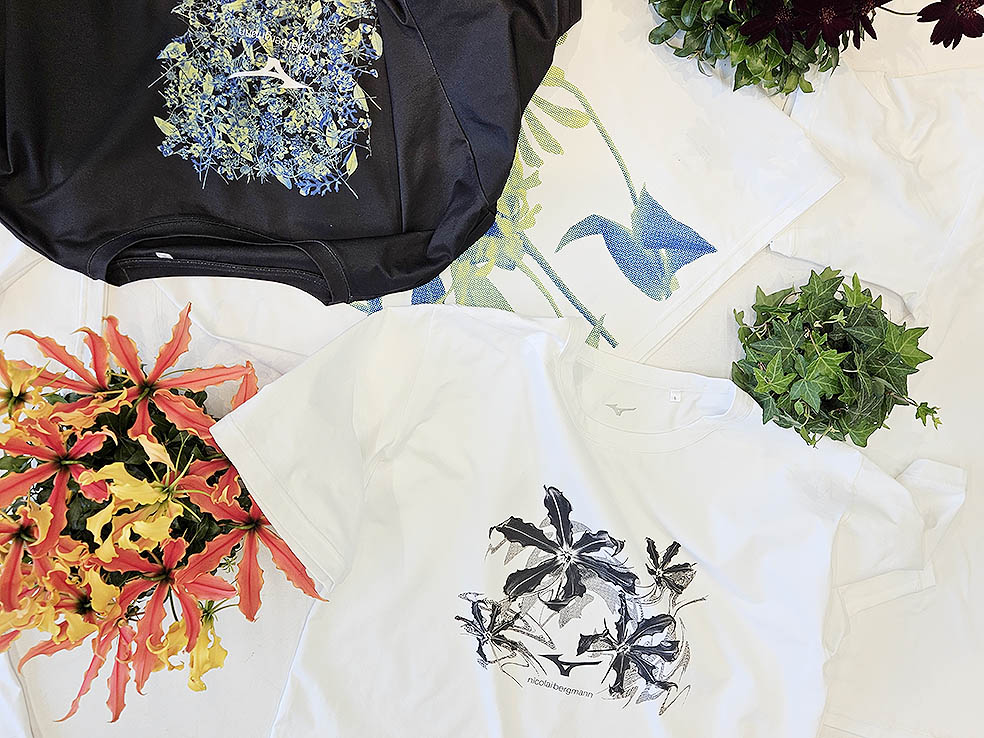 デンマーク出身のフラワーアーティスト ニコライ・バーグマンのフラワーデザインブランド Nicolai Bergmann Flowers & Design と、今年創業120周年を迎える総合スポーツ用品メーカー Mizuno による初のコラボレーションアパレル「Nicolai Bergmann × Mizuno - Bloom, Simply.」