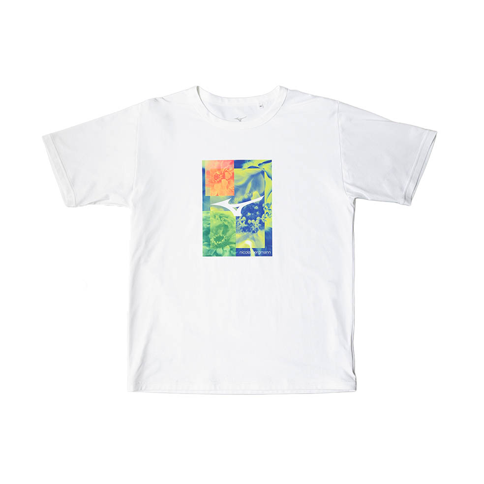 デンマーク出身のフラワーアーティスト ニコライ・バーグマンのフラワーデザインブランド Nicolai Bergmann Flowers & Design と、今年創業120周年を迎える総合スポーツ用品メーカー Mizuno による初のコラボレーションアパレル「Nicolai Bergmann × Mizuno - Bloom, Simply.」