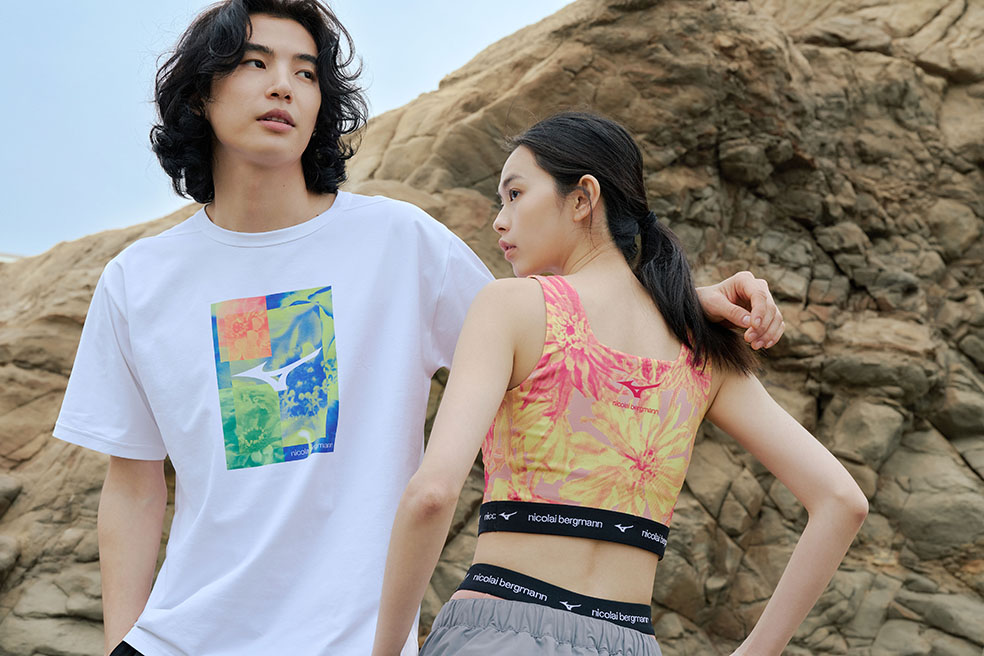 デンマーク出身のフラワーアーティスト ニコライ・バーグマンのフラワーデザインブランド Nicolai Bergmann Flowers & Design と、今年創業120周年を迎える総合スポーツ用品メーカー Mizuno による初のコラボレーションアパレル「Nicolai Bergmann × Mizuno - Bloom, Simply.」