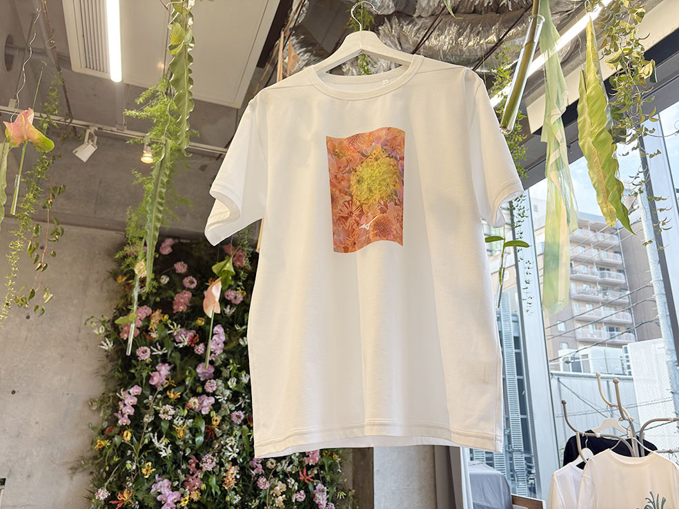 デンマーク出身のフラワーアーティスト ニコライ・バーグマンのフラワーデザインブランド Nicolai Bergmann Flowers & Design と、今年創業120周年を迎える総合スポーツ用品メーカー Mizuno による初のコラボレーションアパレル「Nicolai Bergmann × Mizuno - Bloom, Simply.」