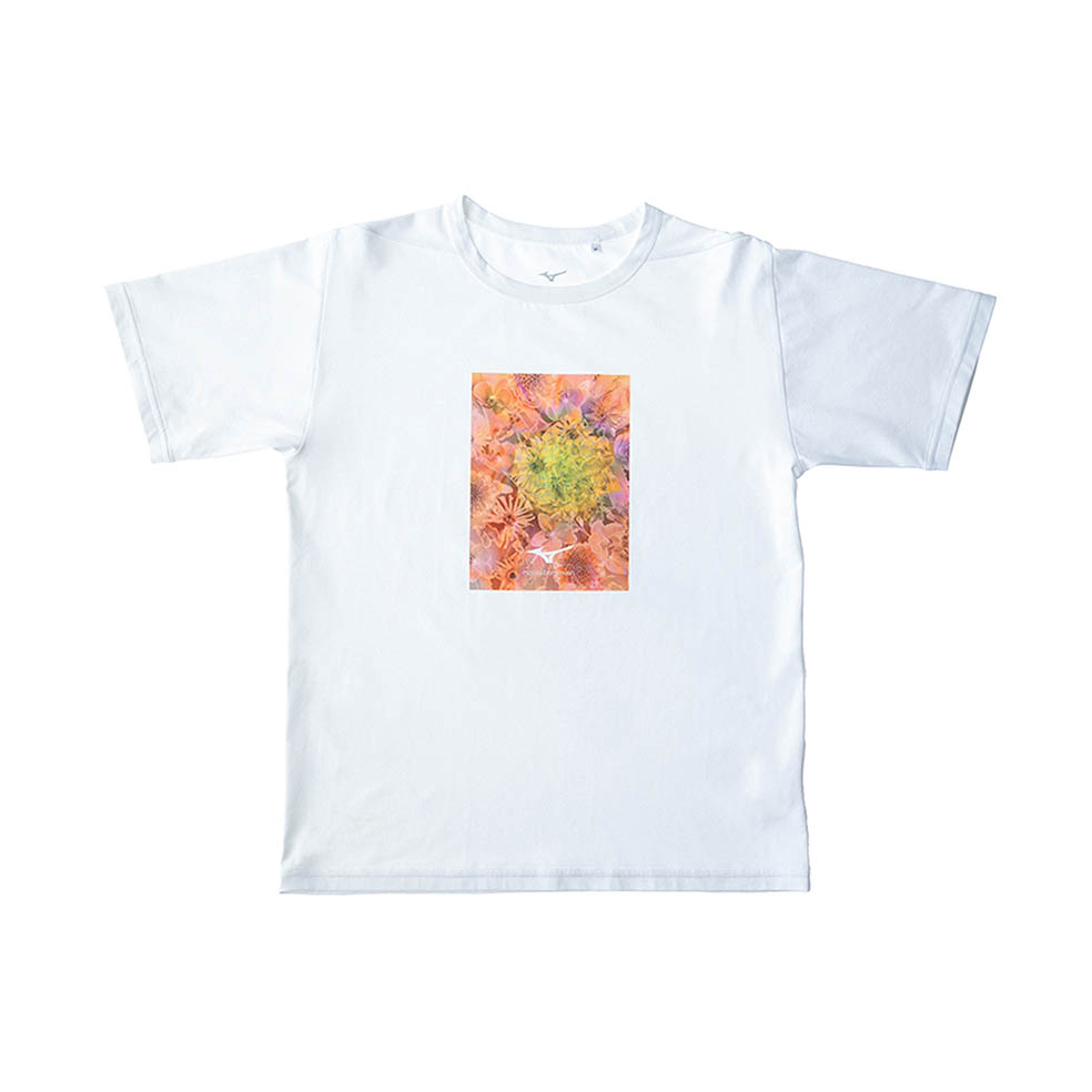 デンマーク出身のフラワーアーティスト ニコライ・バーグマンのフラワーデザインブランド Nicolai Bergmann Flowers & Design と、今年創業120周年を迎える総合スポーツ用品メーカー Mizuno による初のコラボレーションアパレル「Nicolai Bergmann × Mizuno - Bloom, Simply.」