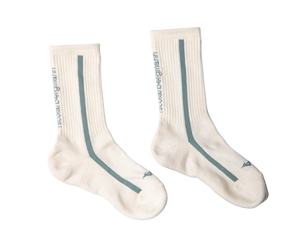 デンマーク出身のフラワーアーティスト ニコライ・バーグマンのフラワーデザインブランド Nicolai Bergmann Flowers & Design と、今年創業120周年を迎える総合スポーツ用品メーカー Mizuno による初のコラボレーションアパレル「Nicolai Bergmann × Mizuno - Bloom, Simply.」