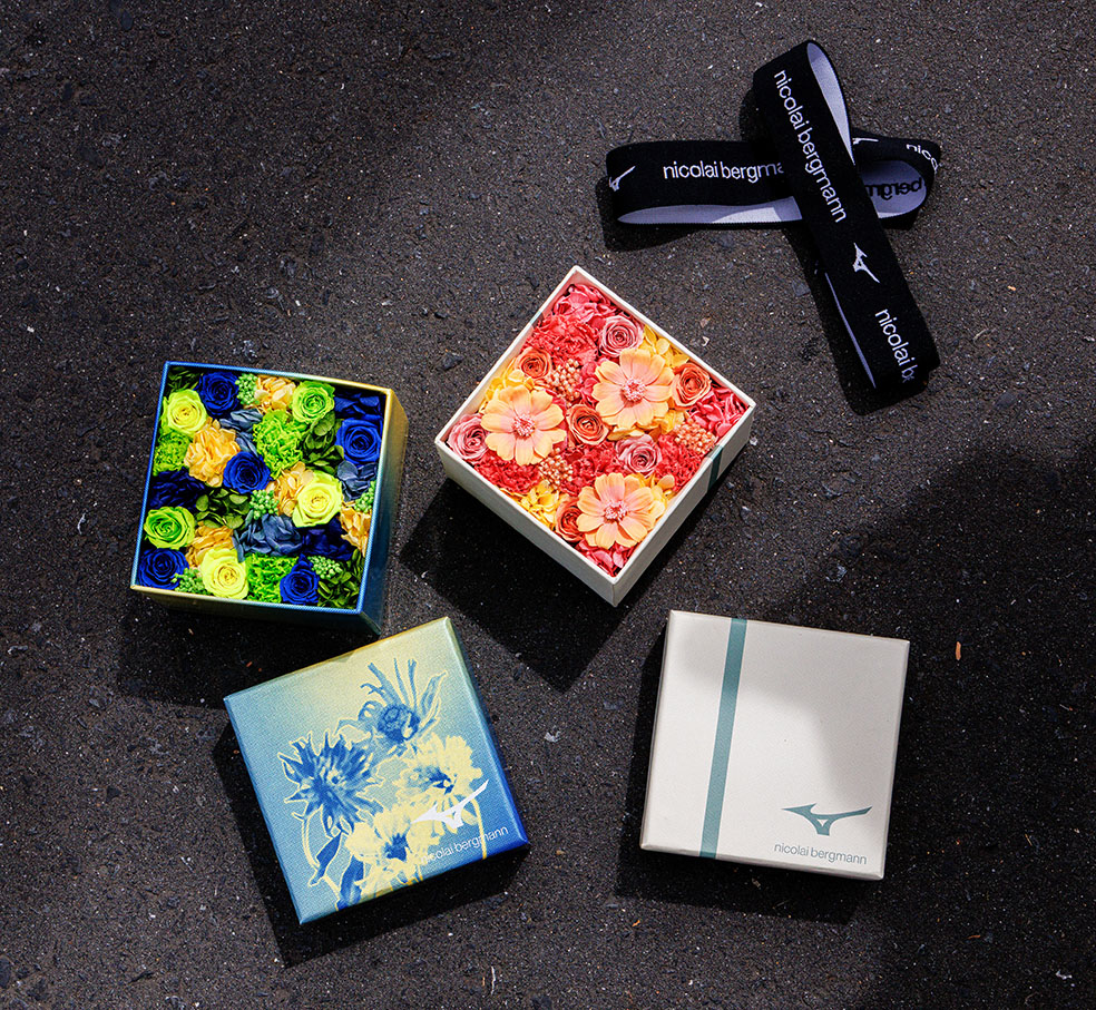 デンマーク出身のフラワーアーティスト ニコライ・バーグマンのフラワーデザインブランド Nicolai Bergmann Flowers & Design と、今年創業120周年を迎える総合スポーツ用品メーカー Mizuno による初のコラボレーションアパレル「Nicolai Bergmann × Mizuno - Bloom, Simply.」