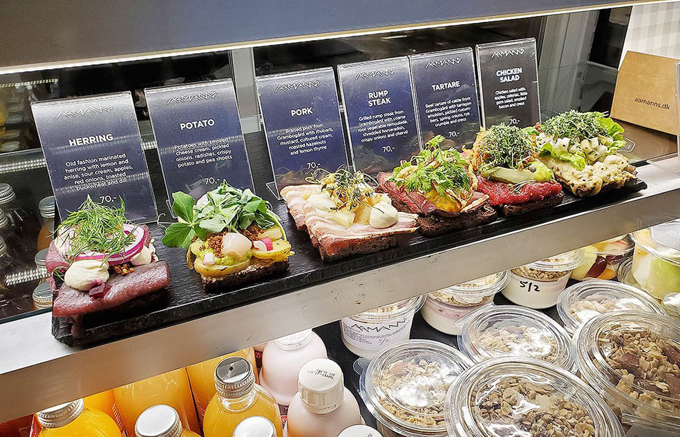 LifTe北欧の暮らし デンマーク コペンハーゲンで人気があり複数店舗を展開する「Aamanns(アーマンズ)」のオーナー アダム・オーマンが手がけた書籍『スモーブロー・ザ・マニュアル』