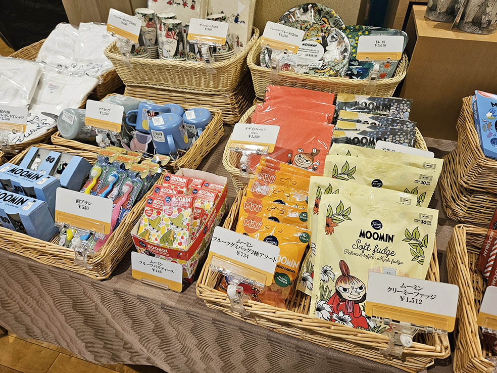 LifTe北欧の暮らし フィンランド 6月17日(水)から7月19日(日)まで豊島園の庭の湯で開催されるフィンランドの夏至祭とSISU(シス)をテーマにしたイベント「コネクト・フィンランド 夏至祭2026 ～SAUNA IN THE RAIN～」で販売されるムーミンアイテムや北欧雑貨、オリジナルTシャツやキーホルダー