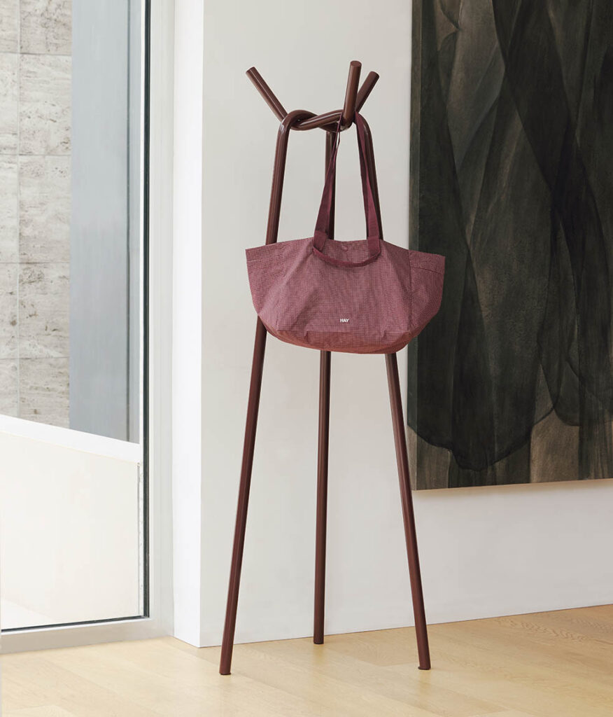 LifTe北欧の暮らし デンマークのHAY(ヘイ)が発売する人気コートラック「KNIT」のアジア限定カラー「Bordeaux(ボルドー)」デザインを手がけたのは、日本人プロダクトデザイナー・倉本仁