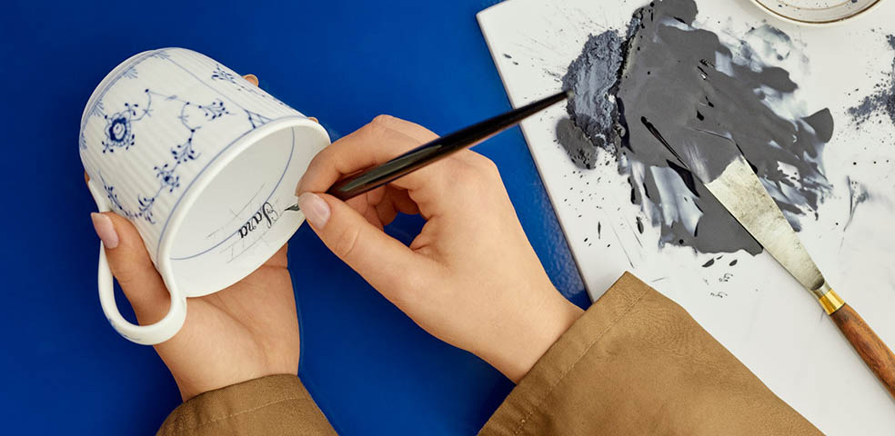 LifTe北欧の暮らし デンマークの陶磁器ブランド「ロイヤルコペンハーゲン」が8月10日から展開するカップに名前を手描きで入れるパーソナライズサービス「ロイヤル コペンハーゲン ビスポーク」