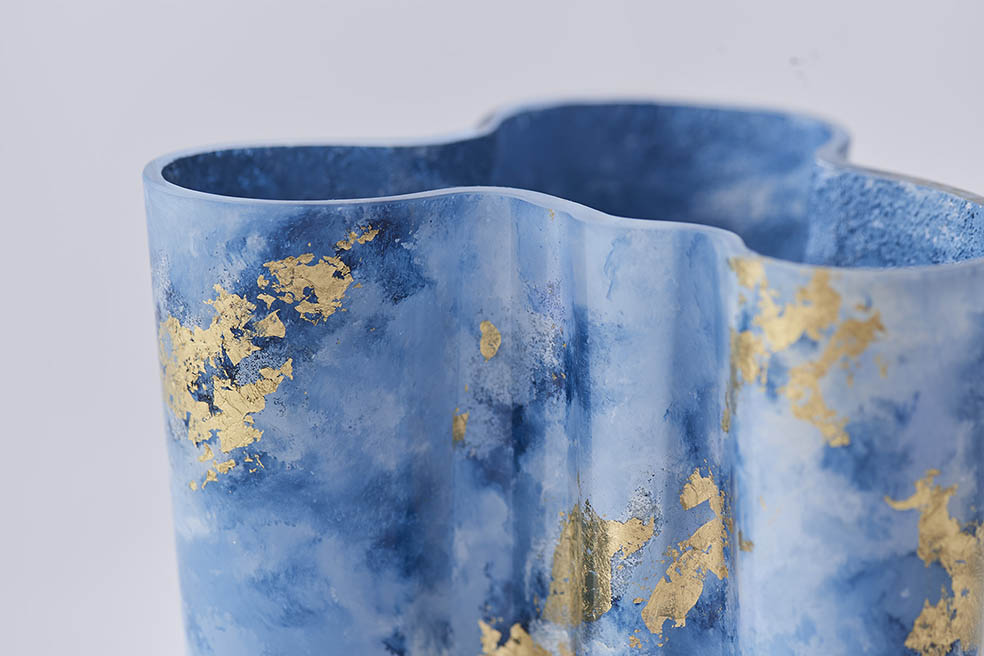 LifTe北欧の暮らし フィンランドのIITTALA(イッタラ)」が、アルヴァ・アアルトの名作「アアルトベース」誕生90周年を記念し、現代アーティストの河江裕樹氏とコラボレーションした限定コレクション