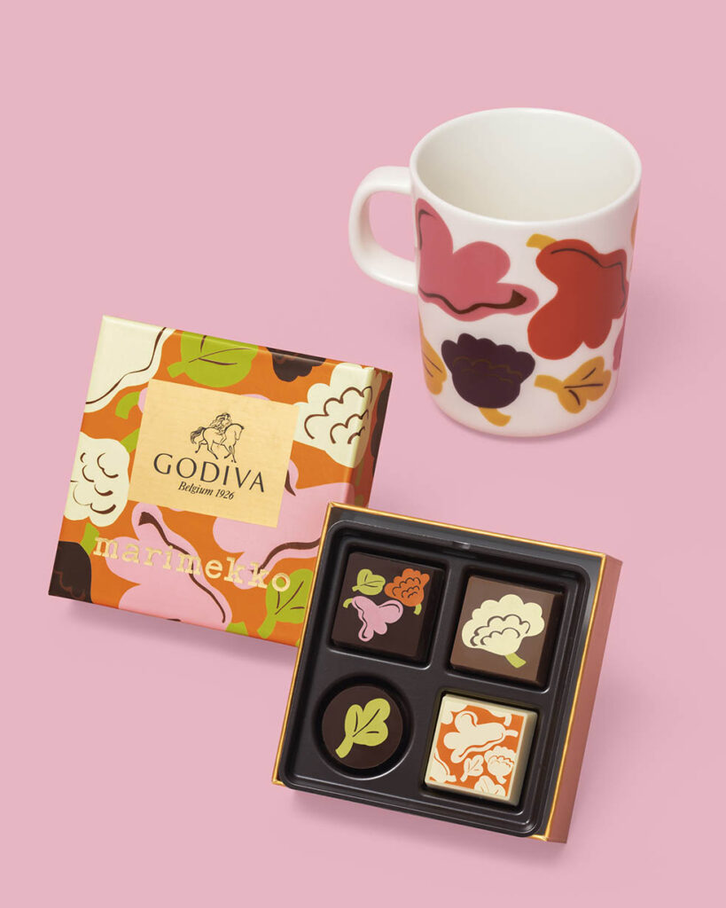 LifTe北欧の暮らし フィンランドのマリメッコ(marimekko)とチョコレートブランドGODIVA(ゴディバ)がコラボして発売するエルヤ・ヒルヴィが2024年に手がけた「Kukasta kukkaan(クカスタ クッカーン)を取り入れた アソートメント 4粒入+マグカップセット
