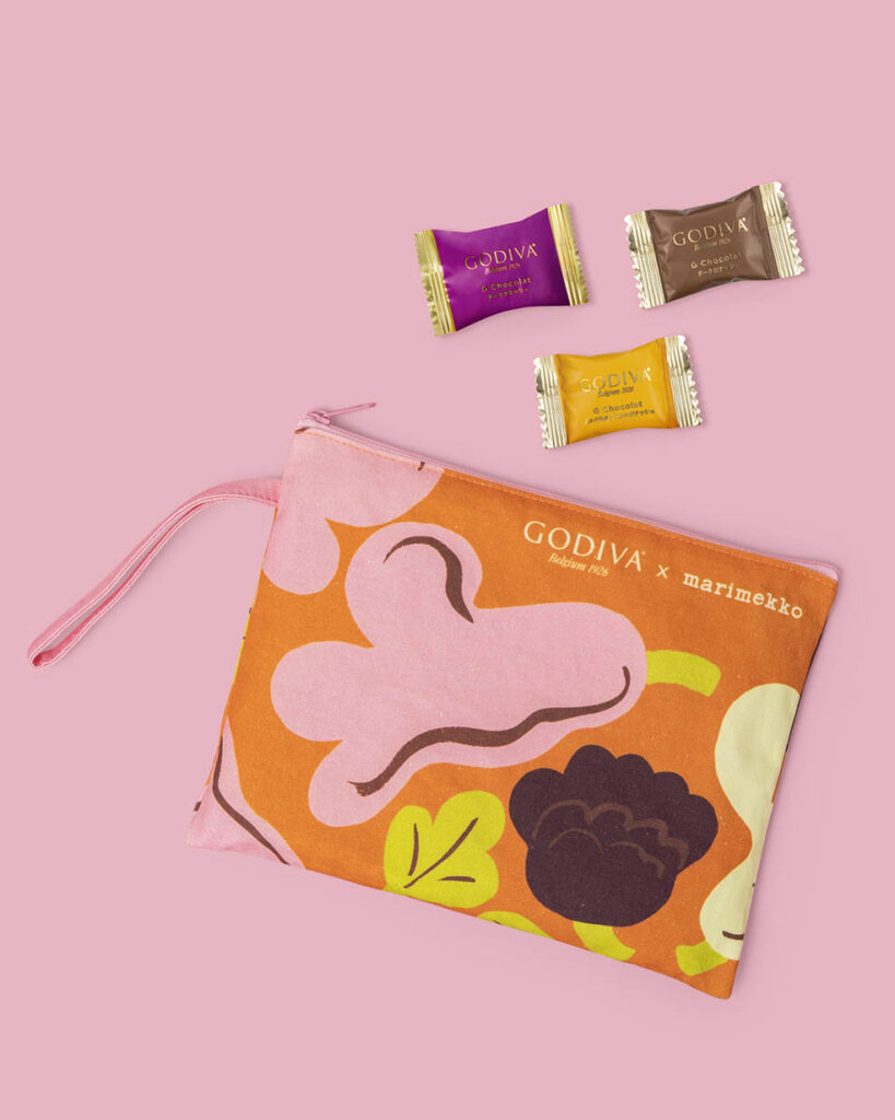 LifTe北欧の暮らし フィンランドのマリメッコ(marimekko)とチョコレートブランドGODIVA(ゴディバ)がコラボして発売するエルヤ・ヒルヴィが2024年に手がけた「Kukasta kukkaan(クカスタ クッカーン)を取り入れた G ショコラ 8粒入 ポーチ付き