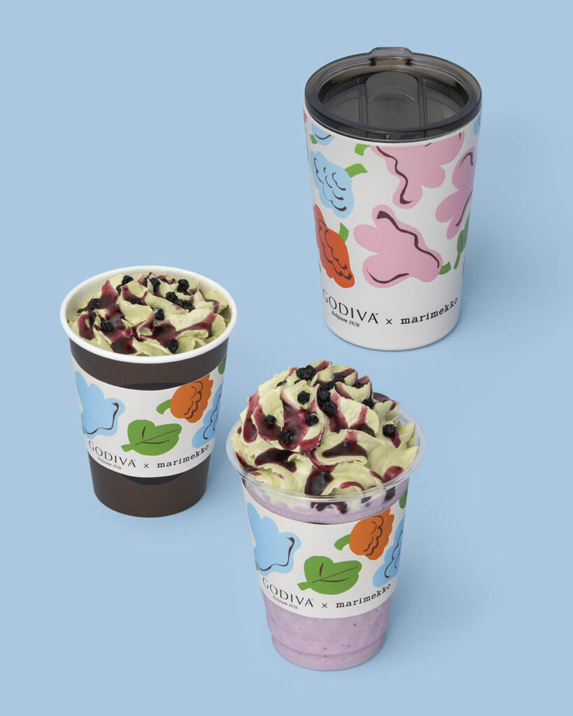 LifTe北欧の暮らし フィンランドのマリメッコ(marimekko)とチョコレートブランドGODIVA(ゴディバ)がコラボして発売するエルヤ・ヒルヴィが2024年に手がけた「Kukasta kukkaan(クカスタ クッカーン)を取り入れた ブルーベリー 抹茶 ショコリキサー