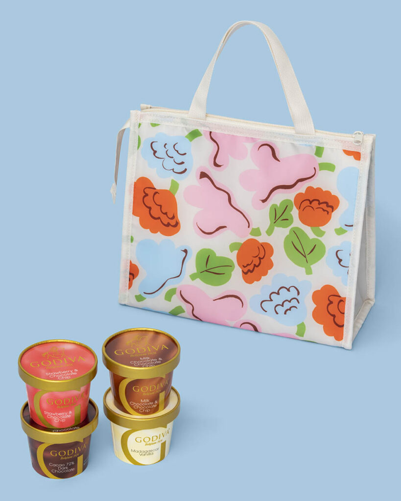 LifTe北欧の暮らし フィンランドのマリメッコ(marimekko)とチョコレートブランドGODIVA(ゴディバ)がコラボして発売するエルヤ・ヒルヴィが2024年に手がけた「Kukasta kukkaan(クカスタ クッカーン)を取り入れた カップアイスクリーム 保冷バッグセット
