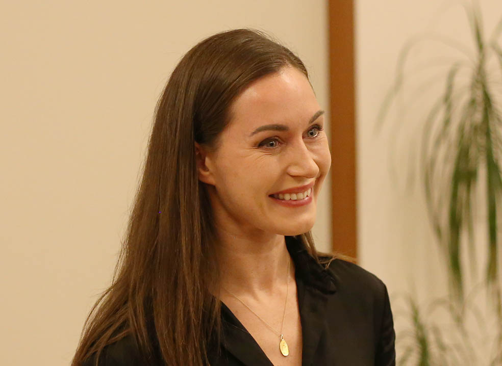 LifTe北欧の暮らし フィンランド大使館で開催されたフィンランド元首相サンナ・マリンの自著「行動こそ希望! 34歳、一国を率いる」出版イベントで登壇したサンナ・マリンとMCをつとめたフィンランド大使館広報参事官のエルナ・ニュカネン=アンダーソン