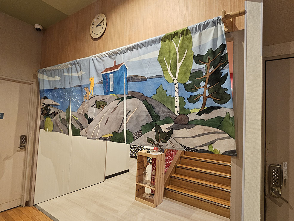 LifTe北欧の暮らし フィンランドのイラストレーター ピヴェ・トイヴォネンとコラボした埼玉県大宮の温泉施設「おふろcafé utatane」 期間中使用される彼女が描いたフィンランドの景色がデザインされた暖簾