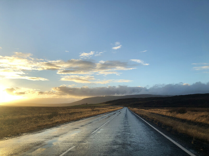 LifTe 北欧の暮らし アイスランド 車窓 晴れ間 夕日