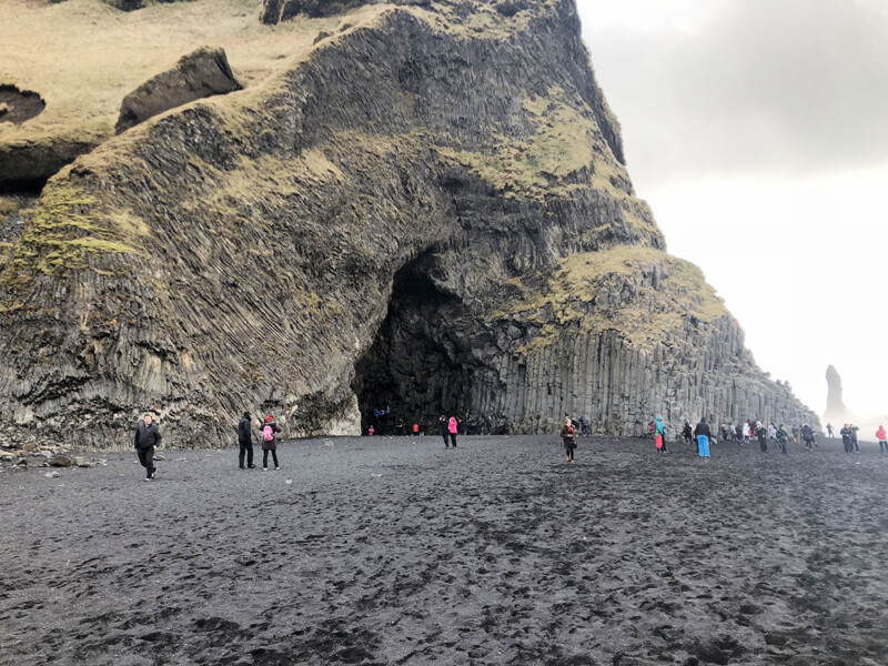 LifTe 北欧の暮らし アイスランド レイニスフィヤラ 洞窟