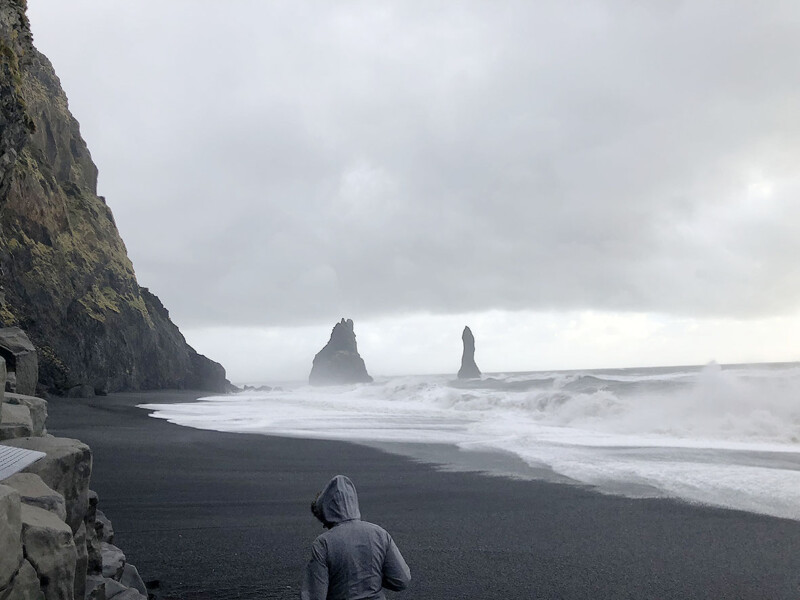 LifTe 北欧の暮らし アイスランド レイニスフィヤラ ブラックサンドビーチ二つの岩 トロール 伝説